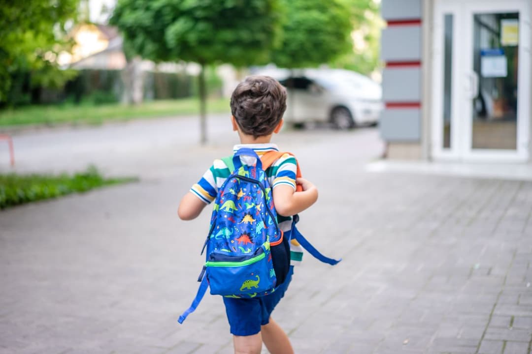 Crianças que já vão à escola a pé